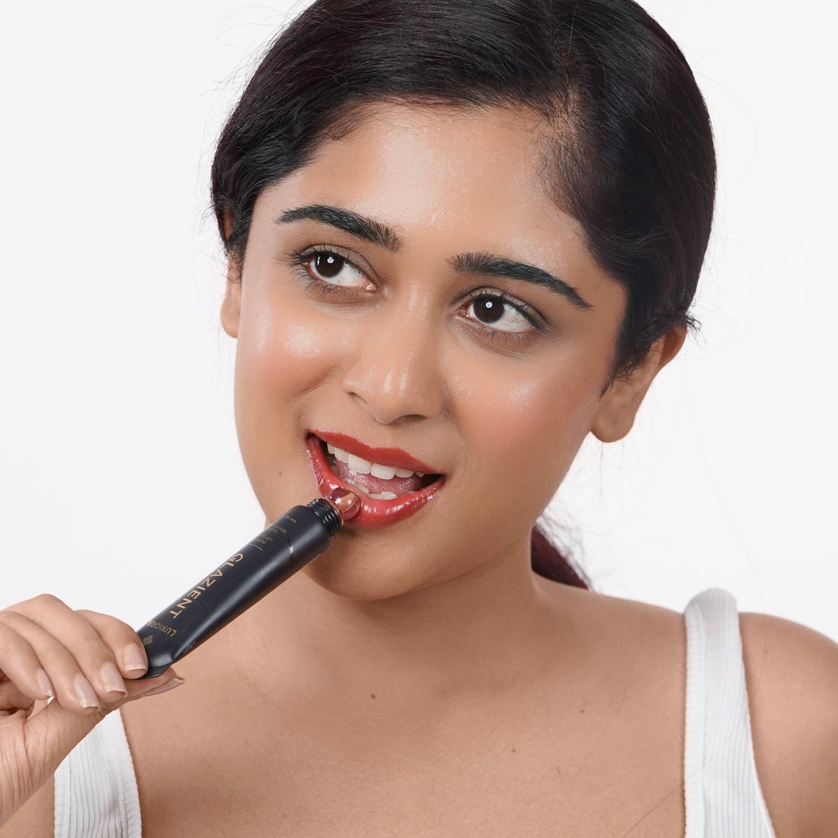 Toasted_Nude Indian woman with fair skin applying Glazient Toasted Nude nude lip gloss